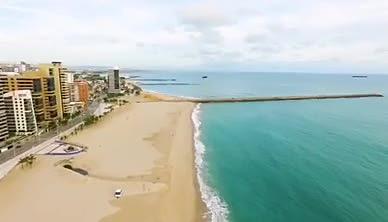 航拍国外的沿海城市沙滩视频的预览图